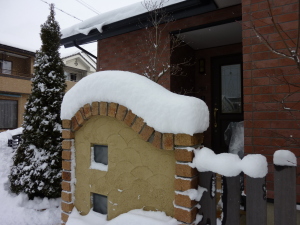 門柱に積もった雪